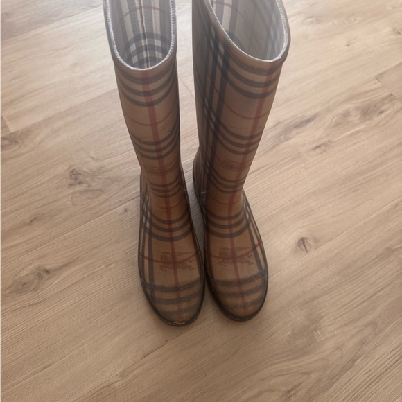 Burberry Beige and Black Checkered Boots - Picture 5 of 5